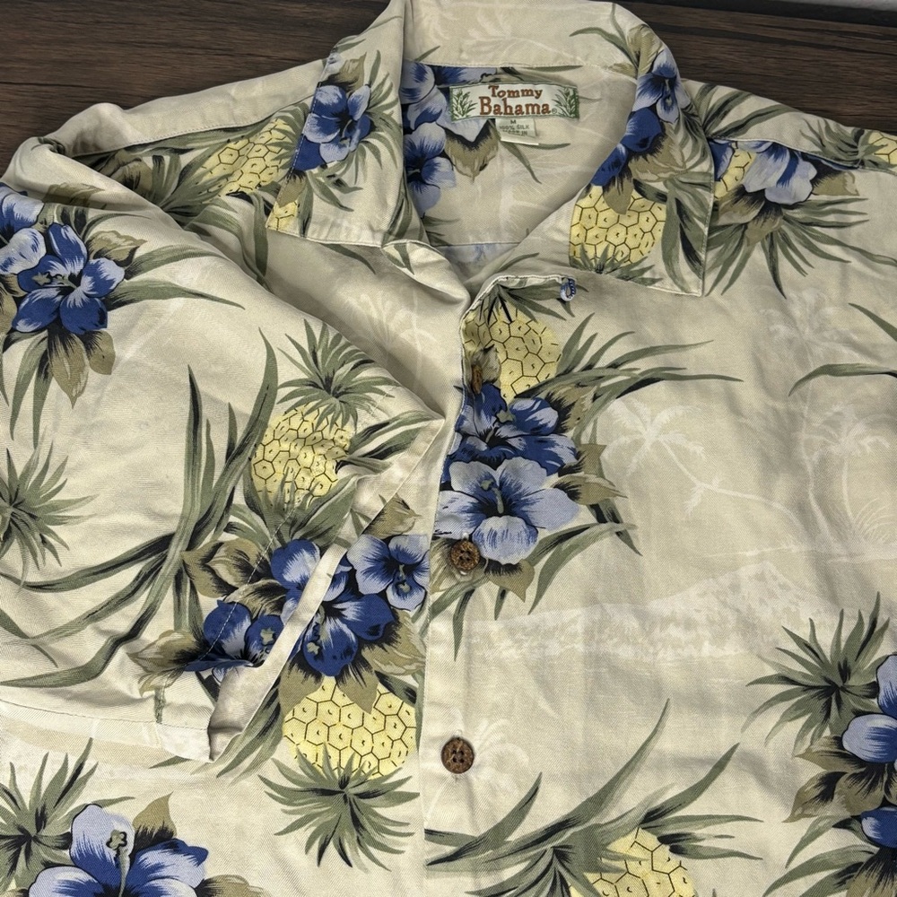 Tommy Bahama Hawaiian Button Up Shirt 100% Silk Cream Blue Flowers Pineapple M